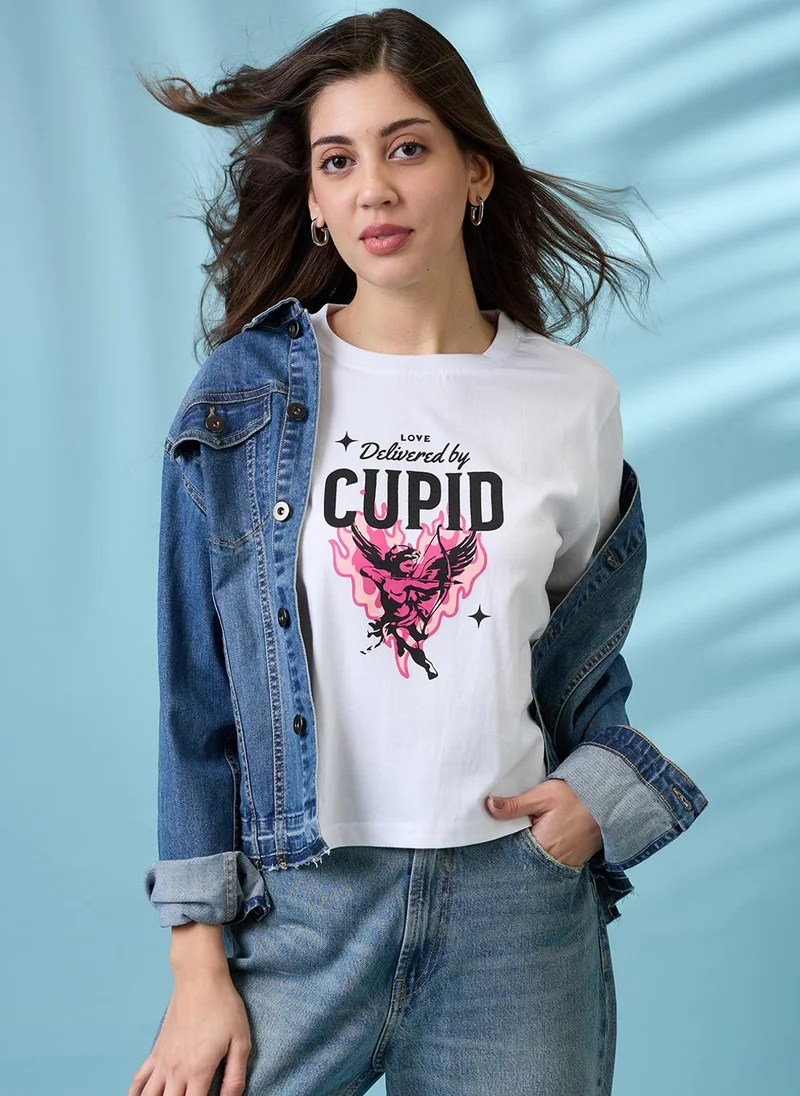 جلو باص تيشيرت نسائي أبيض بطبعة جرافيك بياقة دائرية وأكمام قصيرة بقصة واسعة